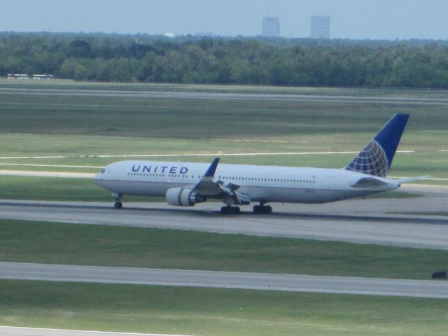 BOEING 767-300 (N67UA)