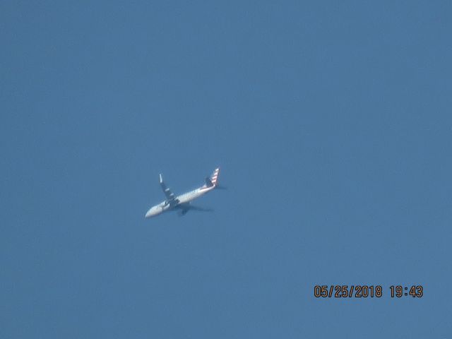 Embraer 175 (N242NN)