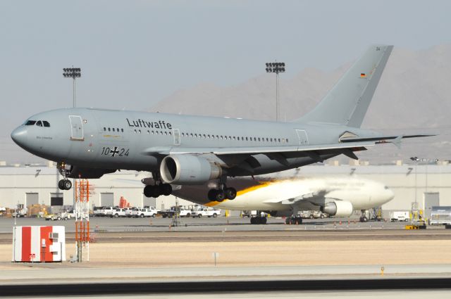 Airbus A310 (N1026) - Airbus A310-304/MRTT landing rwy 25R