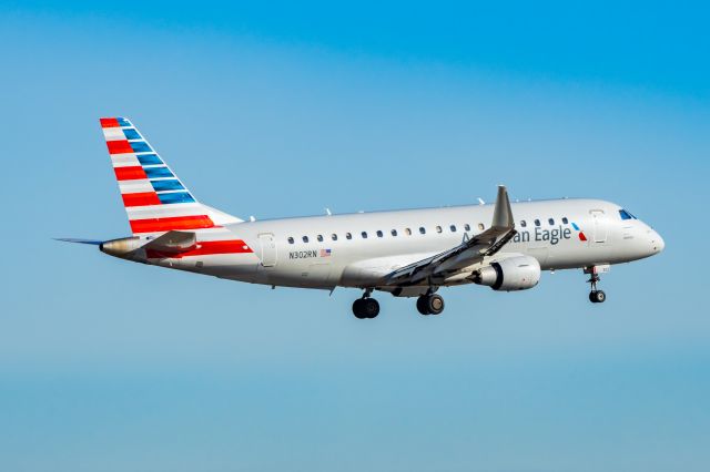 Embraer 175 (N302RN) - American Eagle Embraer 175 landing at DFW on 12/27/22. Taken with a Canon R7 and Tamron 70-200 G2 lens.
