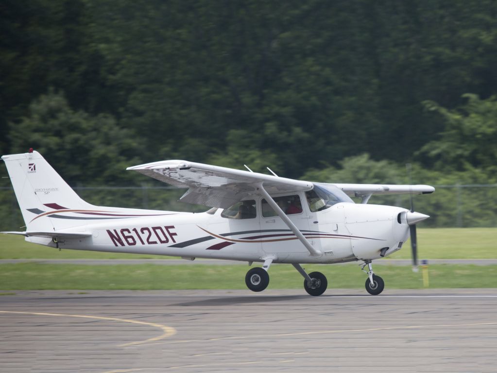 Cessna Skyhawk (N612DF) - Training fleet at Arrow Aviation (203) 744-5010  | cross wind landing training |17 June 2015.