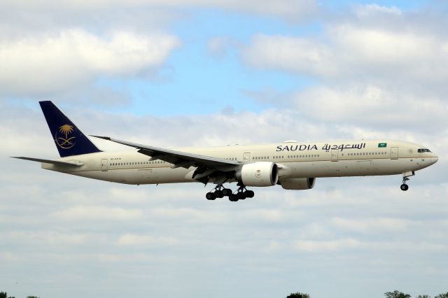 BOEING 777-300 (HZ-AK34) - On short finals for rwy 09L on 6-May-25 operating flight SVA119 from OEJN.