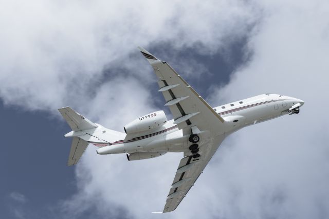 Bombardier Challenger 300 (N799QS)