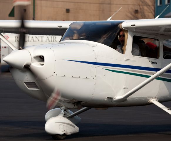 C-FDOW — - At the RELIANT AIR FBO. They have the lowest fuel price on the Danbury (KDXR) airport. The aircarft is equipped with aux tanks in the wing tips for 10h+ endurance. Good for arctic crossings.