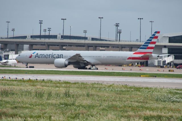 Boeing 777-200 (N725AN)