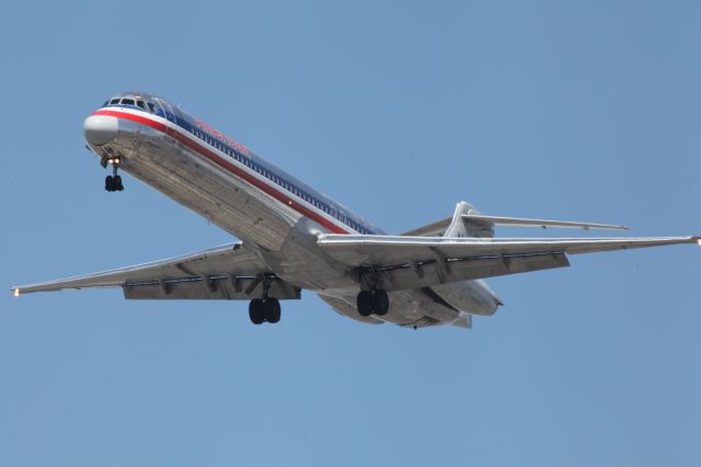 McDonnell Douglas MD-80 —
