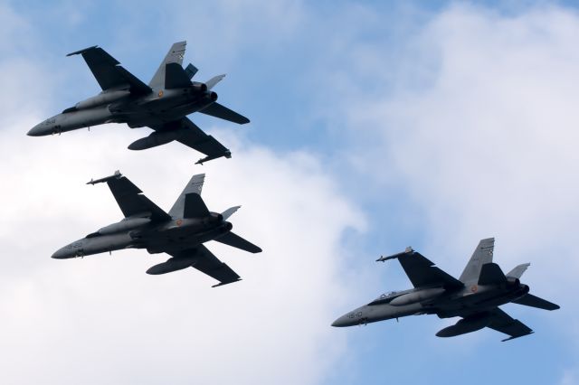 McDonnell Douglas FA-18 Hornet (C1533) - On the occasion of the Day of the Spanish Armed Forces, (DIFAS) these three F18 made a pass, as closure of the event O-O-O-O-O-O-O-O-O-O-O-O-Con motivo del Dia de Las Fuerzas Armadas Españolas, (DIFAS) estos tres F18 hicieron una pasada, como cierre del evento-/-/-/- 26/05/2018br /Santa Cruz de Tenerife (SPAIN)
