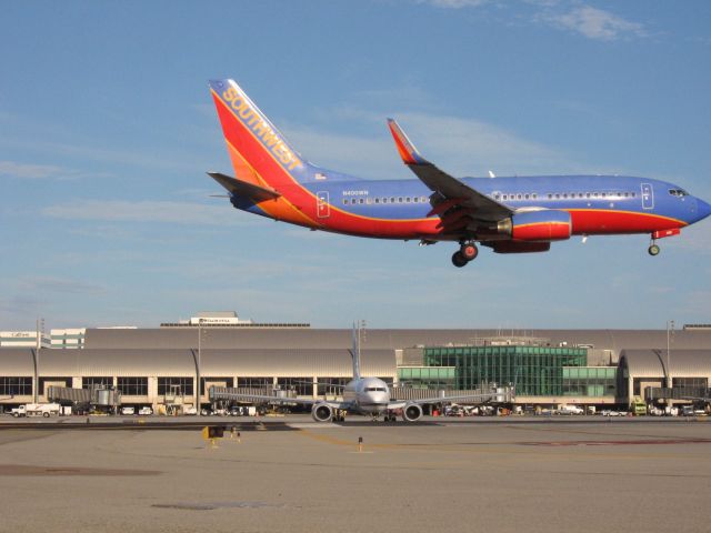 Boeing 737-700 (N400WN) - Landing on RWY 19R