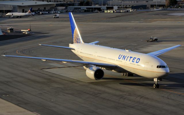 Boeing 777-200 (N206UA)