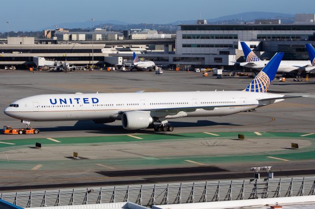 BOEING 777-300ER (N2243U)