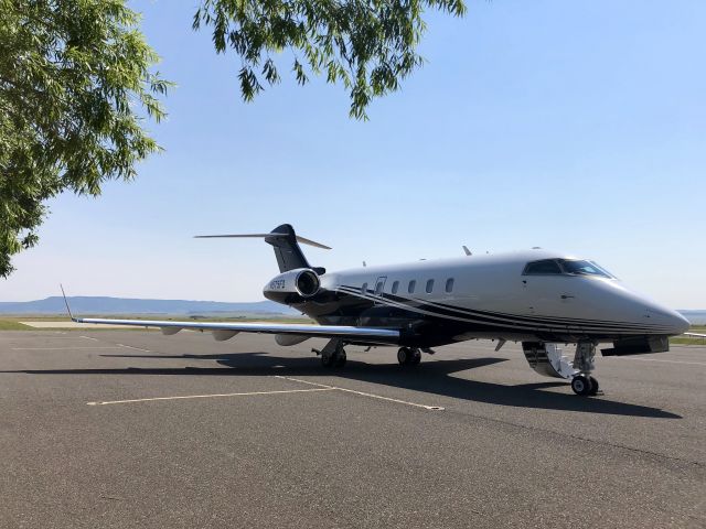 Bombardier Challenger 300 (N575FD)