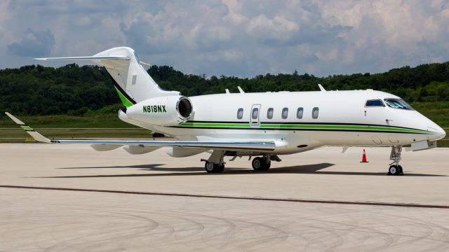 Bombardier Challenger 300 (N818NX)