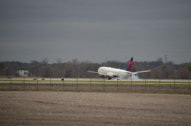 Boeing 737-700 (N392DA) - Hard touchdown on a Delta Charter flight into KALO