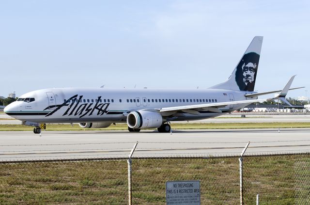 Boeing 737-800 (N528AS)