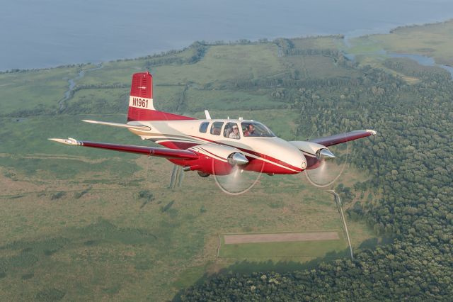 Beechcraft Twin Bonanza (N1961)