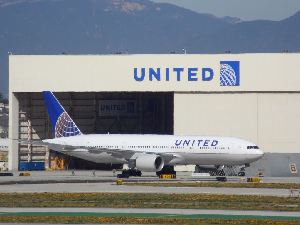 Boeing 777-200 (N795UA) - United B772 taxing in front of Uniteds hanger at LAX                                        /The space shuttle Endeavor Was once parked in there for a week