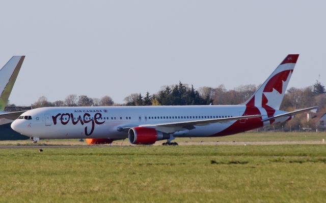 — — - air canada rouge at shannon 18/4/15.