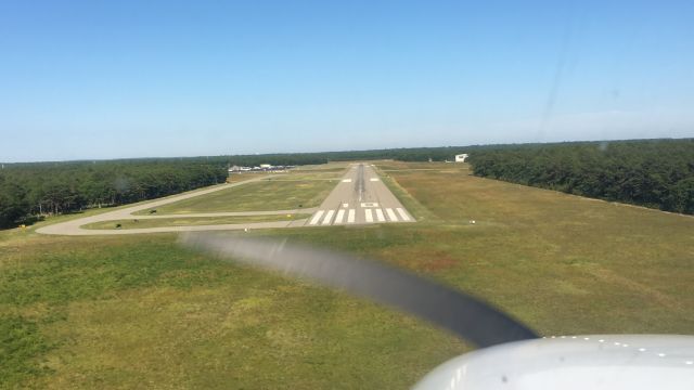 — — - East Hampton Airport Final Approach and Landing