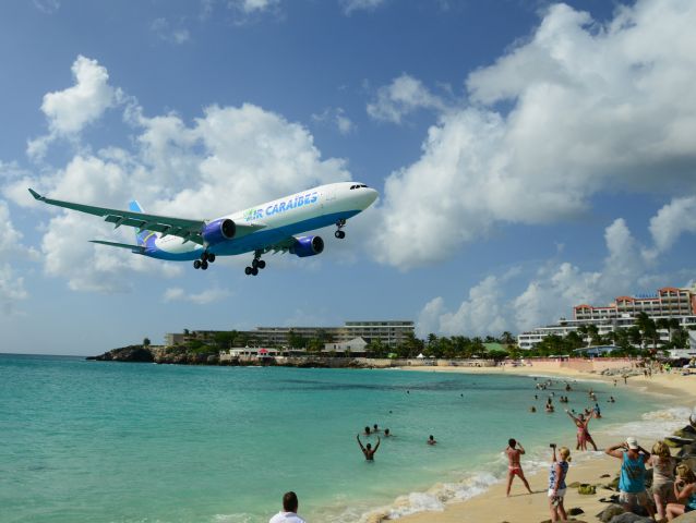 Airbus A330-300 (F-OFDF) - Beautiful SXM