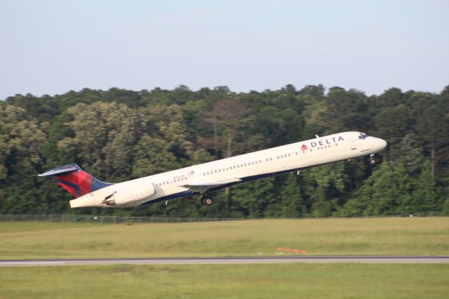 McDonnell Douglas MD-88 (N916DE)