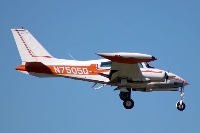 Cessna 310 (N7505Q) - On final approach for rwy 07 on 22-Oct-14.