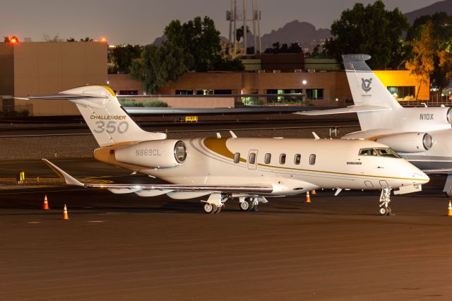 Canadair Challenger 350 (N869CL)