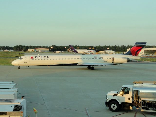 McDonnell Douglas MD-90 (N927DN)