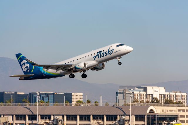 Embraer 175 (N637QX)