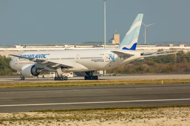 Boeing 777-200 (CS-TSX)