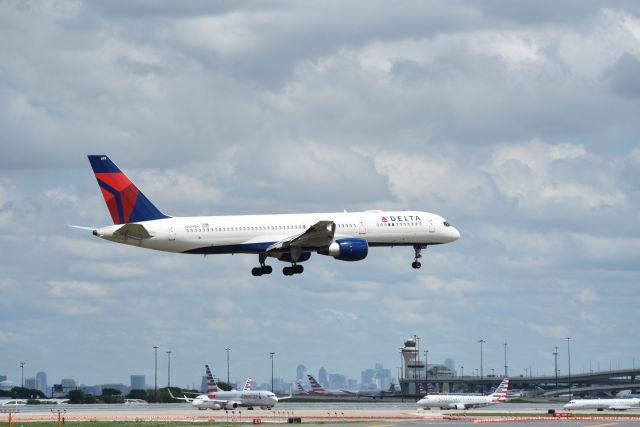 Boeing 757-200 (N679DA)