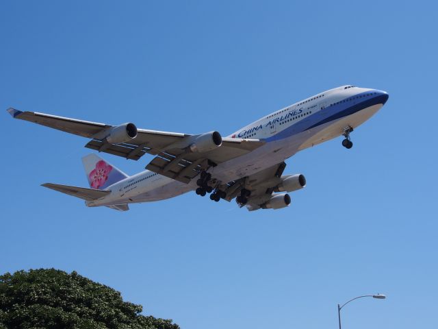 Boeing 747-200 (B-18207) - In and out Burger at Sepulveda - LAX