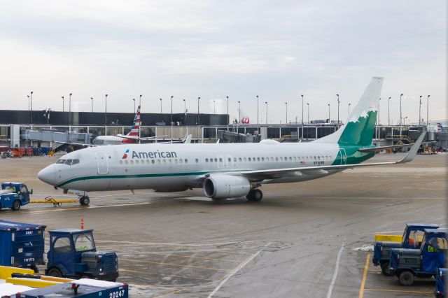 Boeing 737-800 (N916NN) - American Airlines 737-800 in Reno Air retro livery backing out from the gate at O'Hare on 2/6/2022. Taken with a Canon 850D and Sigma 18-35mm Art lens.