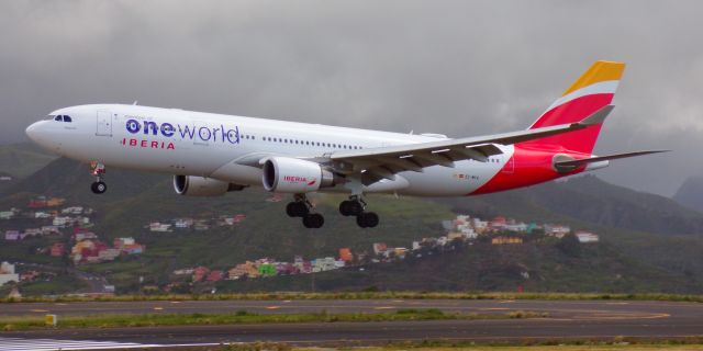 Airbus A330-200 (EC-MYA) - "Member of one world" Libery