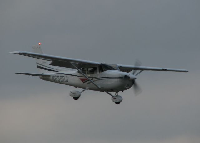 Cessna Skylane (N636RJ) - Landing at dusk on runway 14 at the Shreveport Downtown airport.