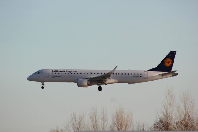 BOEING 737-300 (D-AEBF) - SHORT FINAL 04L TO NICE COTE D AZUR FRENCH RIVIERA 01/15/2013