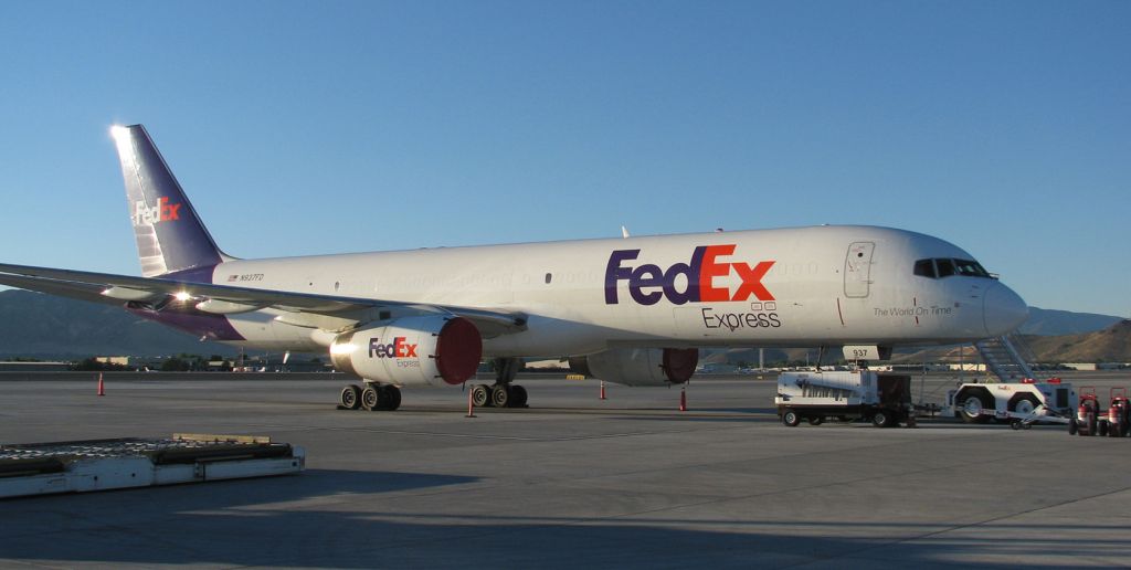 Boeing 757-200 (N937FD) - Aley.