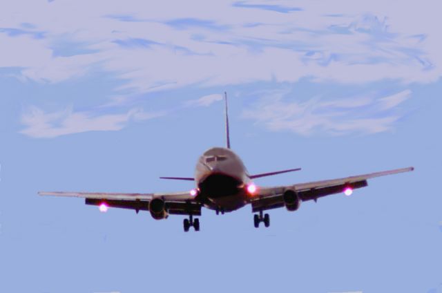 UNKNOWN — - United 737-200 on final approach to RWY 11. Year-1998