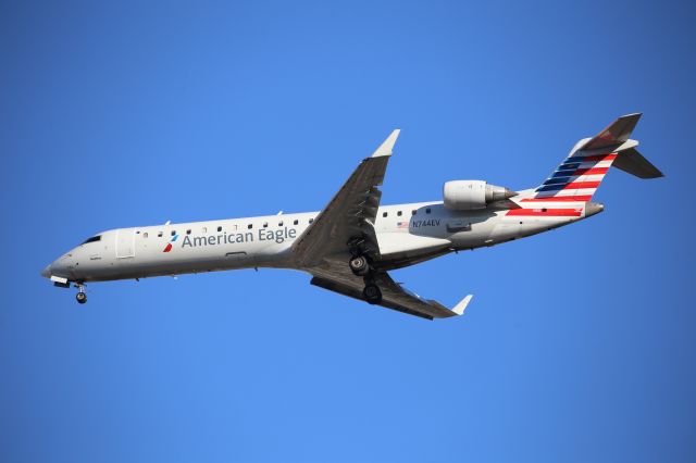 Canadair Regional Jet CRJ-700 (N744EV)