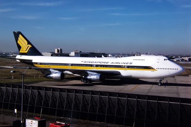 9V-SQO — - SINGAPORE AIRLINES - BOEING 747-212B - REG : 9V-SQO (CN 21940/457) - KINGSFORD SMITH SYDNEY NSW. AUSTRALIA - YSSY 27/6/1988 35MM SLIDE CONVERSION USING A LIGHTBOX AND A NIKON L810 DIGITAL CAMERA IN THE MACRO MODE.