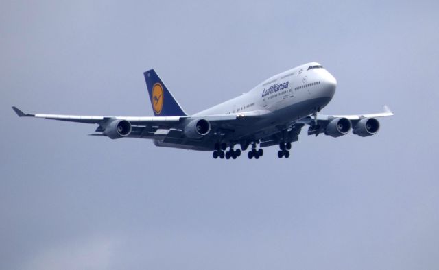 Boeing 747-400 (D-ABVO) - On final is this 1996 Lufthansa Boeing 747-430 in the Spring of 2019. br /Three cheers for Sort Options.