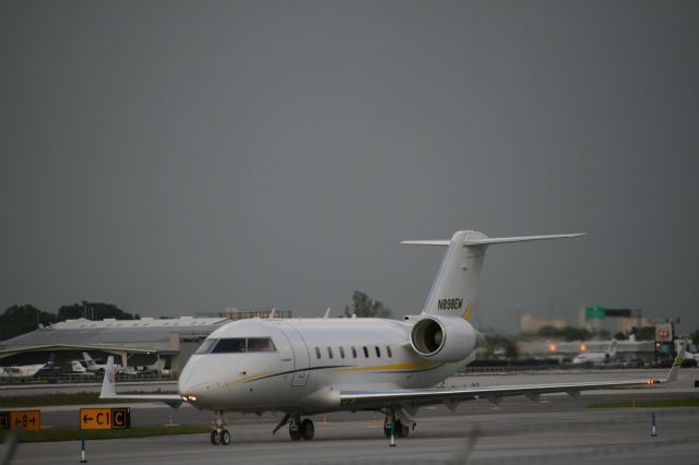 Canadair Challenger (N898EW)