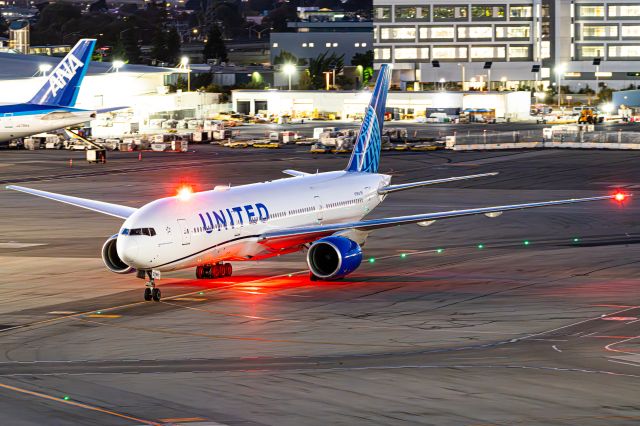 Boeing 777-200 (N798UA)