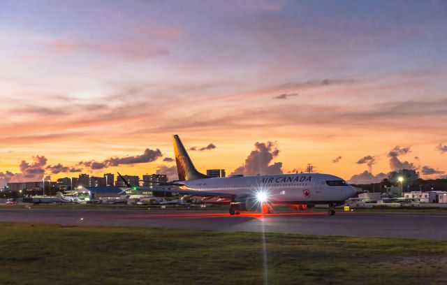 Boeing 737 MAX 8 (C-FSIP)