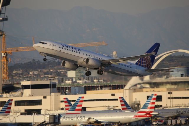 Boeing 737-800 (N76533)