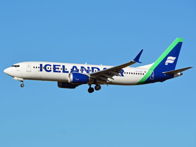 Boeing 737 MAX 8 (TF-ICH) - RWY22L