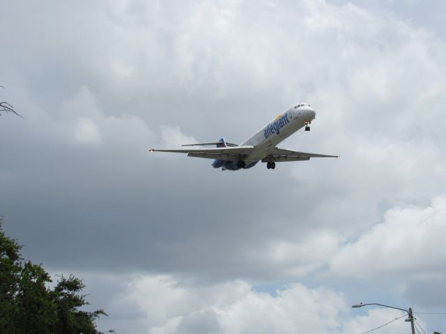 McDonnell Douglas MD-80 (N416NV) - About to land at KPIE