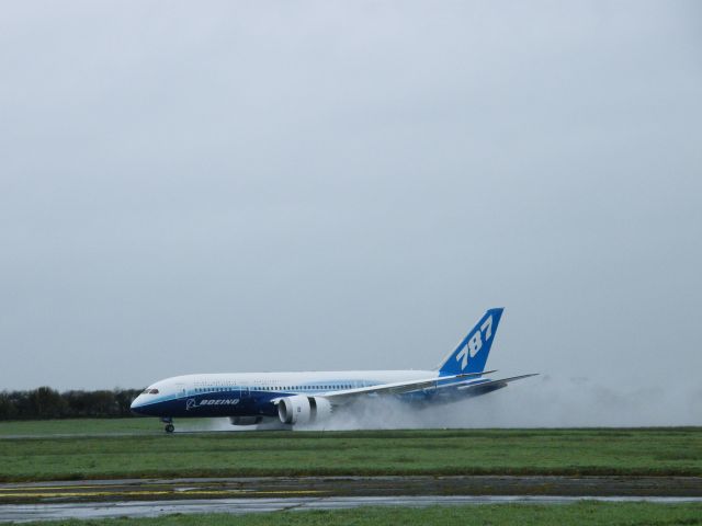 Boeing 787-8 (N787BX) - N787BX BOEING 787 DREAMLINER TOUCHED DOWN ON RUNWAY 24 WED 17/11/2011