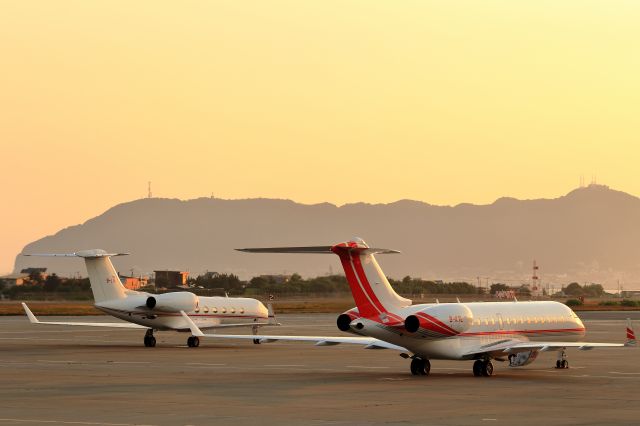 B-KTL — - B-LIS  … Gulfstream Aerospace G350/G450br /B-KTL … Bombardier Global Express/Global 5000br /July.11.2015 HAKODATE JAPAN