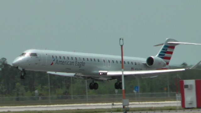 Canadair Regional Jet CRJ-900 (N562NN)