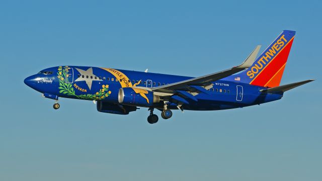 Boeing 737-700 (N727SW)